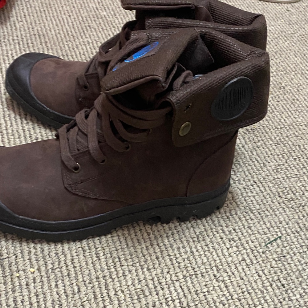 Men’s short waterproof boots. Can be worn up or folded over.